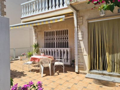 Venta Casa adosada en Calle Almela y Vives Vinaròs. Muy buen estado plaza de aparcamiento con balcón calefacción central 150 m²
