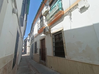 Venta Casa adosada en Calle Bataneros Córdoba. Buen estado 234 m²