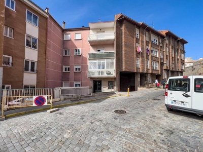 Venta Piso Ávila. Piso de cuatro habitaciones en Calle Dean Castor Robledo. A reformar primera planta con terraza