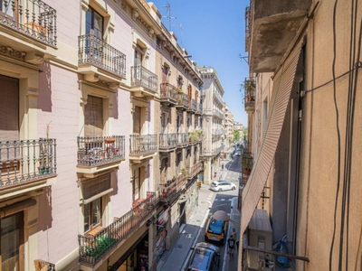 Venta Piso Barcelona. Piso de dos habitaciones Muy buen estado entreplanta con balcón