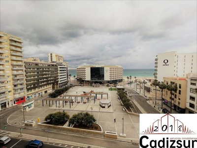 Venta Piso Cádiz. Piso de tres habitaciones en Avenida CAYETANO DEL TORO. Buen estado sexta planta con terraza
