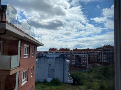 Venta Piso Castro Urdiales. Piso de dos habitaciones en Avenida DE LA LIBERTAD. Buen estado primera planta con balcón