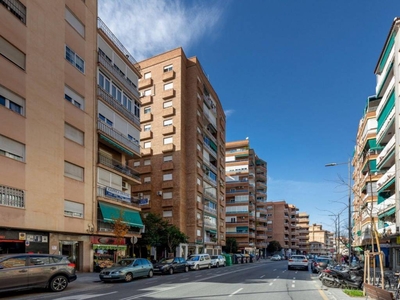 Venta Piso Granada. Piso de cuatro habitaciones en Barcelona. Primera planta con terraza