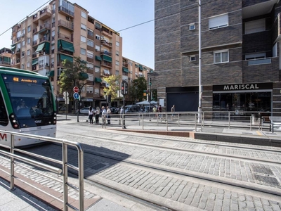 Venta Piso Granada. Piso de cuatro habitaciones en de América. Tercera planta con terraza