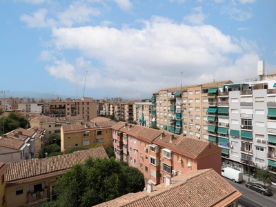 Venta Piso Granada. Piso de cuatro habitaciones en Don Bosco. Sexta planta con terraza