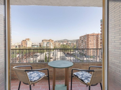 Venta Piso Granada. Piso de cuatro habitaciones Sexta planta con terraza