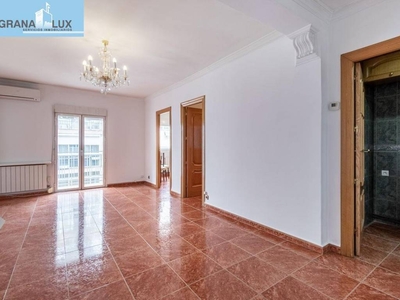 Venta Piso Granada. Piso de tres habitaciones Cuarta planta con balcón