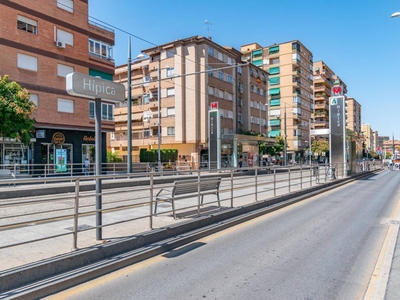 Venta Piso Granada. Piso de tres habitaciones en Avenida de América. Séptima planta con balcón