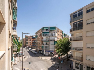 Venta Piso Granada. Piso de tres habitaciones en Calle Albuñol 2. A reformar planta baja con balcón