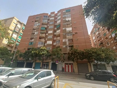 Venta Piso Granada. Piso de tres habitaciones en Calle FONTIVEROS 44. Buen estado tercera planta con balcón