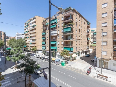 Venta Piso Granada. Piso de tres habitaciones en Palencia. Segunda planta con terraza