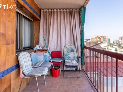 Venta Piso L'Hospitalet de Llobregat. Piso de cuatro habitaciones en dels Naranjos. Sexta planta con terraza