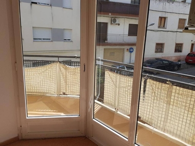 Venta Piso Manlleu. Piso de tres habitaciones en carrer puig agut. Tercera planta con terraza