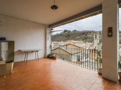 Venta Piso Montesquiu. Piso de cuatro habitaciones en Ribas De. Segunda planta con terraza