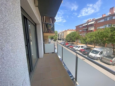 Venta Piso Montornès del Vallès. Piso de tres habitaciones en Carrer Major. A reformar primera planta con balcón