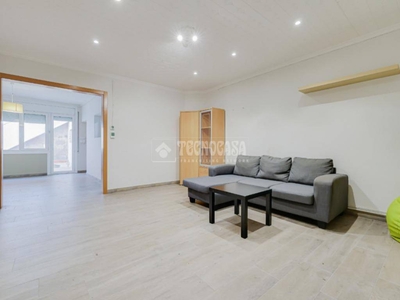 Venta Piso Sabadell. Piso de tres habitaciones Muy buen estado entreplanta con terraza calefacción individual