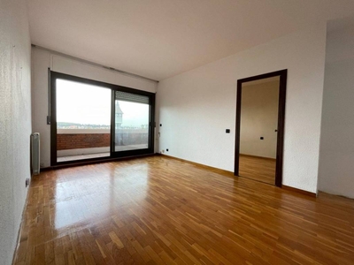 Venta Piso Sabadell. Piso de cuatro habitaciones Quinta planta con terraza