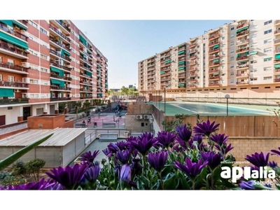 Venta Piso Sabadell. Piso de dos habitaciones en Calle Font i Sague. Buen estado con balcón