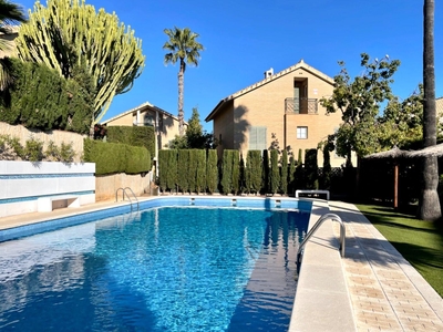 Villa con terreno en venta en la Calle Albatros' Alicante