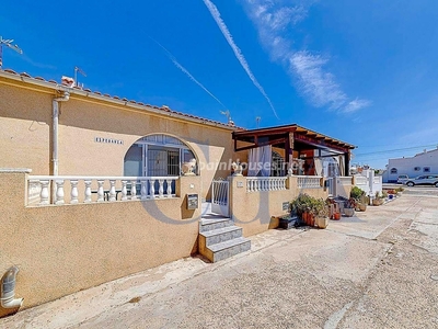 Villa en venta en La Siesta, Torrevieja