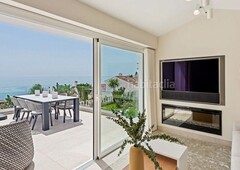 Chalet villa de 3 / 4 dormitorios de estilo contemporáneo, totalmente amueblada y reformada, ubicada en la playa de arena beach, en Estepona