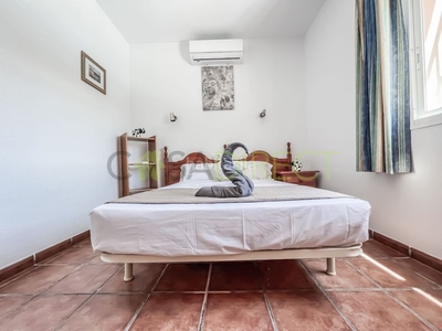 Alquiler casa con 3 habitaciones amueblada con piscina, calefacción, aire acondicionado y vistas a la montaña en Viñuela