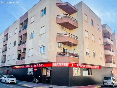 Apartamento en tercera planta con terraza y piscina comunitaria a la venta en