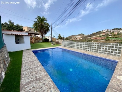 Casa terrera de 930m² en venta con piscina y terrenos zona Santa Brígida.