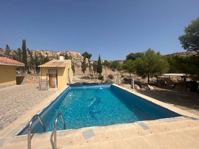 Venta de casa con piscina y terraza en Montnegre (Alicante)