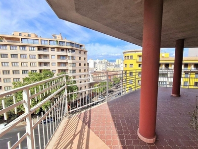 Venta de piso en calle Aragón de 7 habitaciones con terraza y garaje