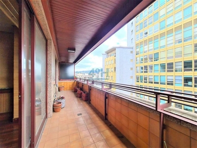 Venta de piso en Centro - Ourense de 5 habitaciones con garaje y balcón