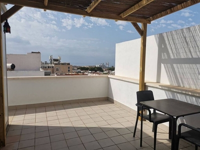 Alquiler de ático en Aguadulce Sur con terraza y muebles