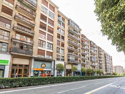 Alquiler de piso en avenida Zaragoza de 4 habitaciones con garaje y calefacción