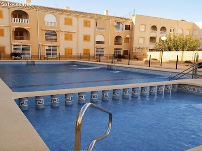 APARTAMENTO CON GARAJE Y PISCINA COMUNITARIA EN TORREVIEJA