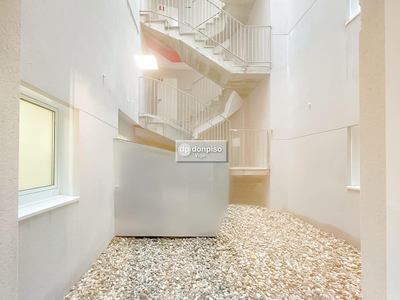 Apartamento en alquiler. Descubre el encanto de vivir en Vigo: Apartamento exclusivo, céntrico, a estrenar con terraza y comodidades modernas.