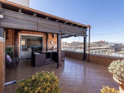 Ático en venta en Camino de Ronda - Rosaleda de 2 habitaciones con terraza y garaje