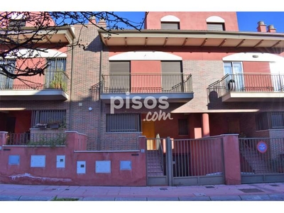 Casa adosada en alquiler en Calle de la Cantaora Rosario López, cerca de Calle del Doctor José Montilla Bono