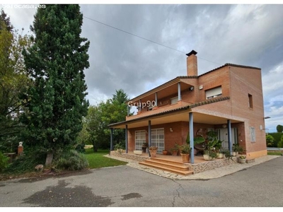 ¡Descubre el lujo y la comodidad de este chalet en Lleida!