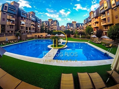 Piso en alquiler en Bola de Oro - Serrallo de 2 habitaciones con terraza y piscina