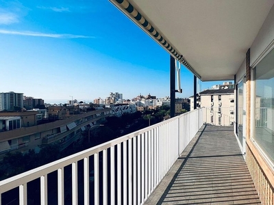 Piso en alquiler en Son Dameto de 5 habitaciones con terraza y balcón