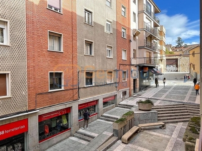Piso en venta en Centro - Segovia de 4 habitaciones con terraza y balcón