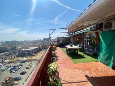 Piso en venta en La Sagrera de 3 habitaciones con terraza y aire acondicionado