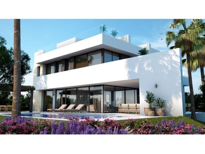 Villa de lujo de 4 dormitorios y 7 baños con vistas al Mar. Rio Real Golf, Marbella