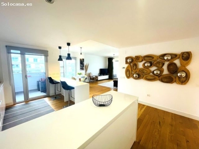 Elegante apartamento contemporáneo de 3 hab con vistas al mar disponible para