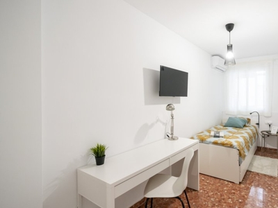 Se alquila habitación en piso de 5 habitaciones en Burjassot, Valencia.