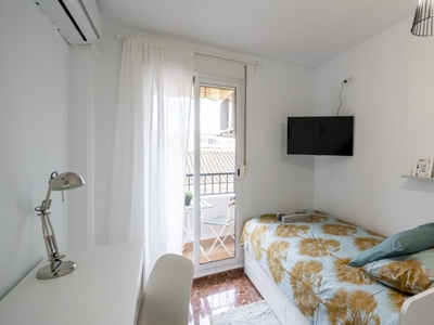 Se alquila habitación en piso de 5 habitaciones en Burjassot, Valencia.