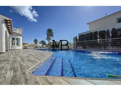 Villa con vista al mar y piscina privada.