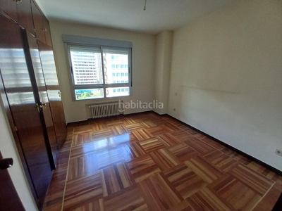 Piso con 3 habitaciones con ascensor, parking, piscina, calefacción y aire acondicionado en Madrid