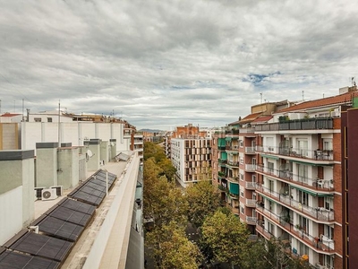 Piso con 4 habitaciones con ascensor y aire acondicionado en Barcelona