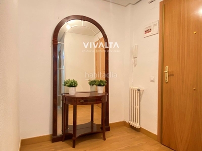 Piso vivalta inmobiliaria vende en exclusiva. fantástico piso en jacinto verdaguer. consta de 3 dormitorios, salón, cocina y baño completo. cuenta con calefacción central y además cabe destacar que posee un patio trasero en 1º planta de uso privativo. viviend en Madrid